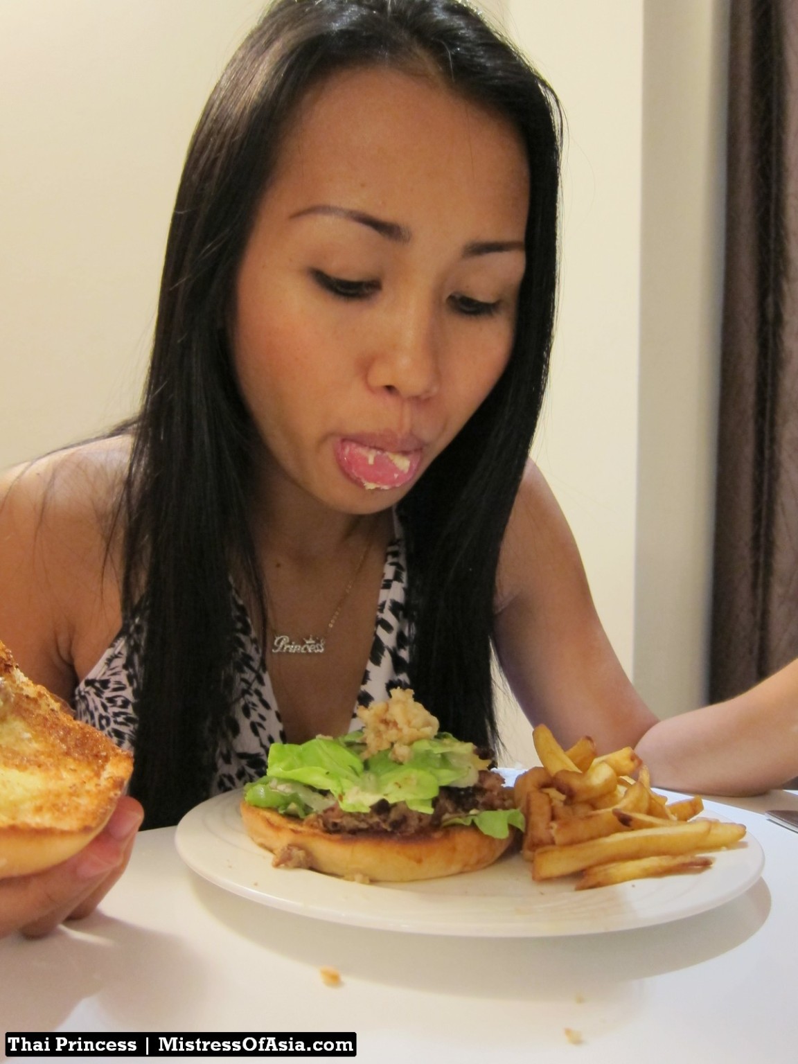 Princesse thaïlandaise mangeant un hamburger
 #69740340