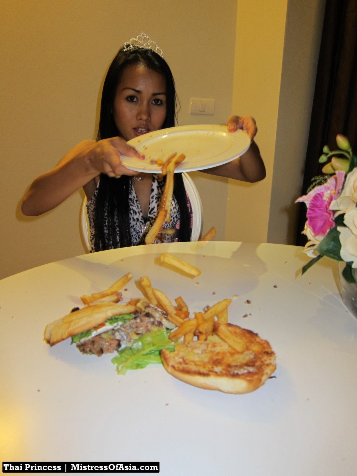 Princesse thaïlandaise mangeant un hamburger
 #69740352