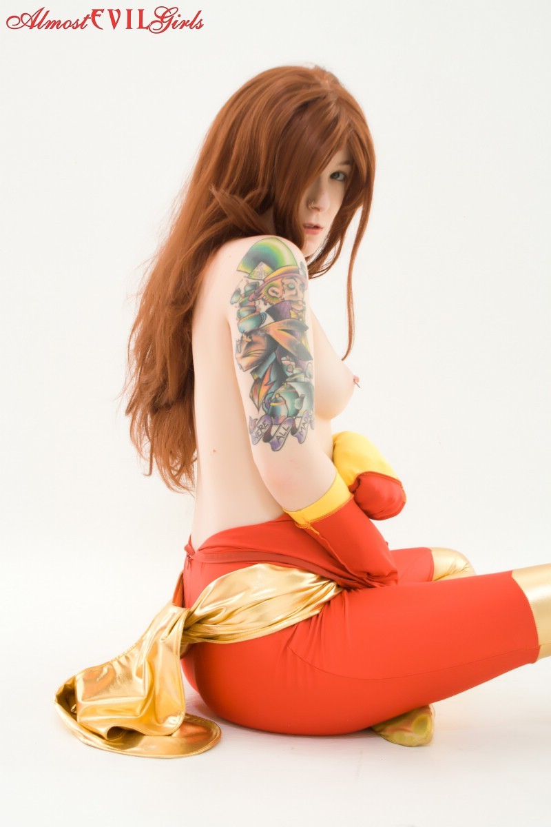Cosplay divertido con zelda en un disfraz de fénix
 #76403551