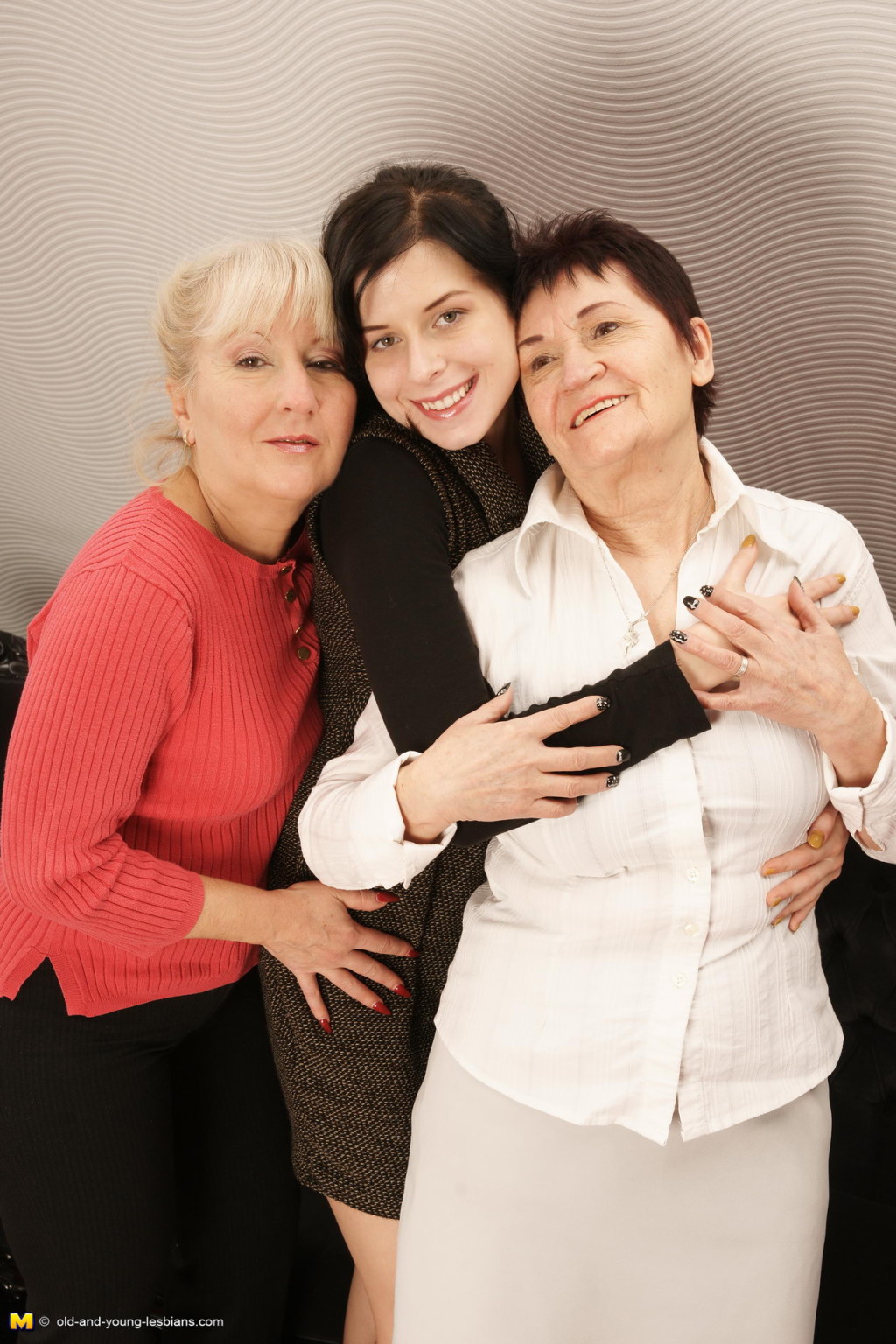 Tres lesbianas viejas y jóvenes haciéndolo caliente y con vapor
 #76139416