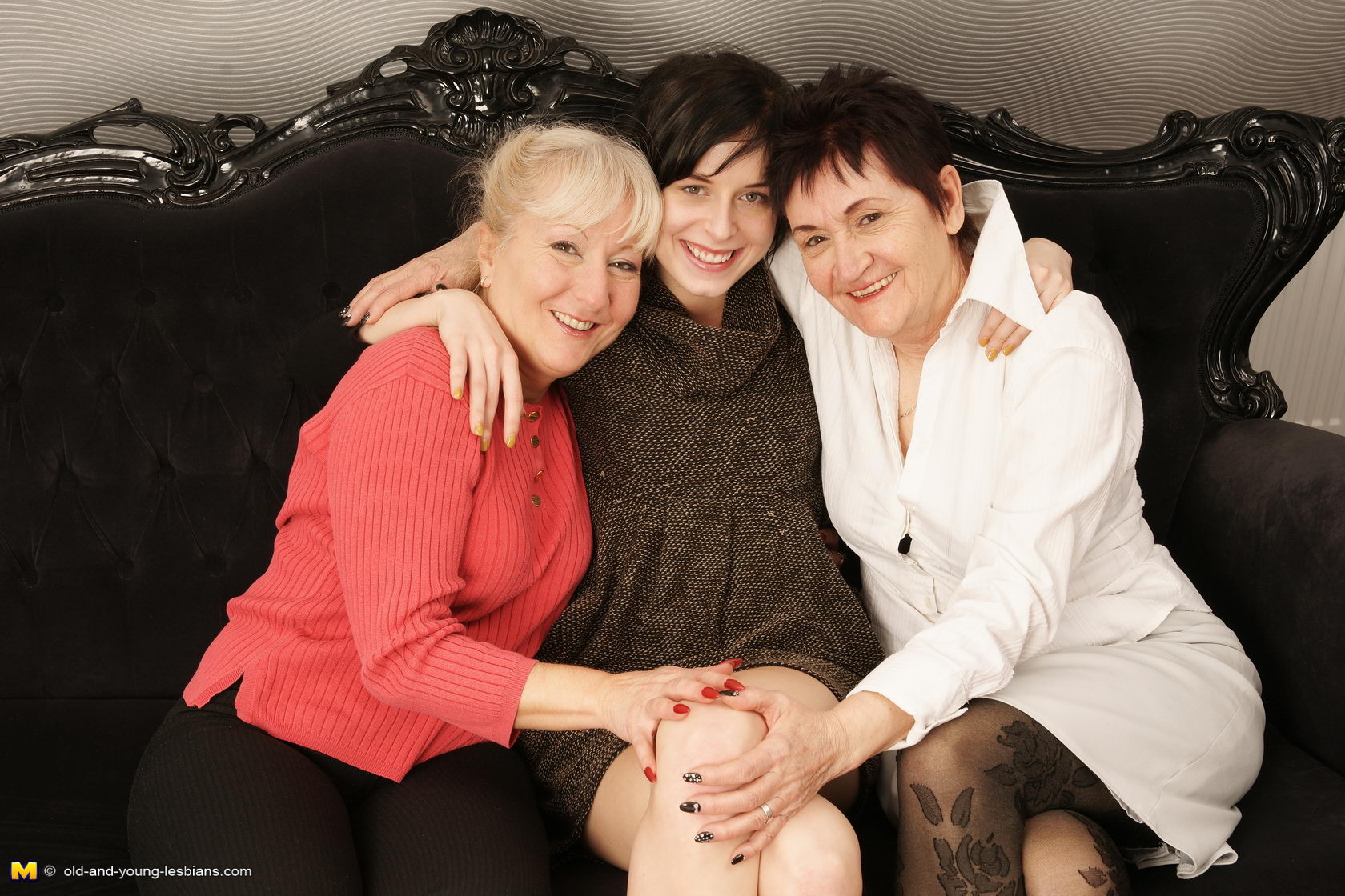 Tres lesbianas viejas y jóvenes haciéndolo caliente y con vapor
 #76139477