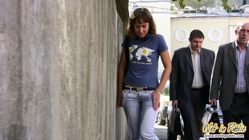 Enorme mancha de orina fea en los jeans ajustados de una perra curvilínea al aire libre
 #73245353