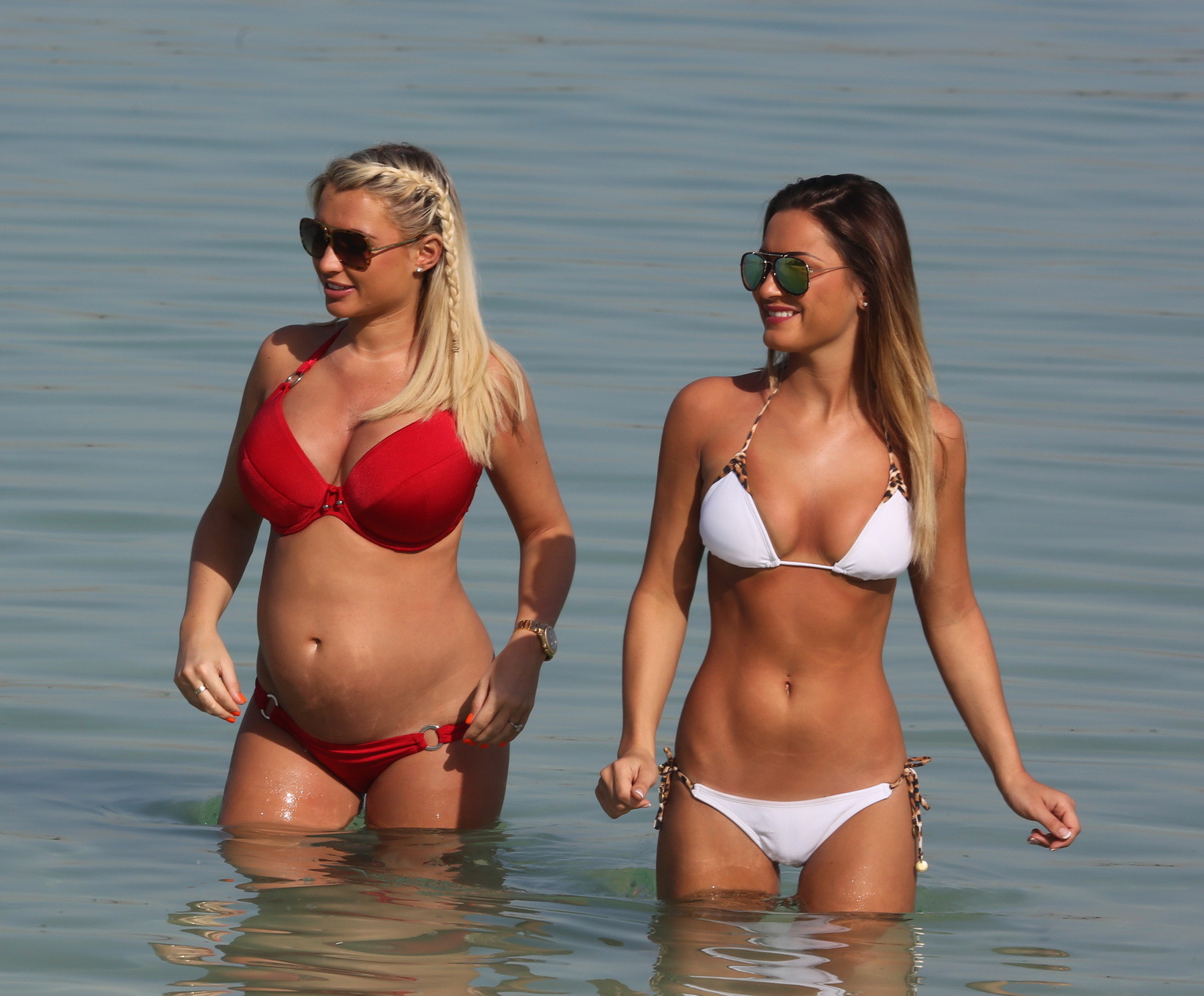 Sam und Billie Faiers tragen knappe Bikinis am Strand während eines Urlaubs in den Vereinigten Arabischen Emiraten
 #75197538