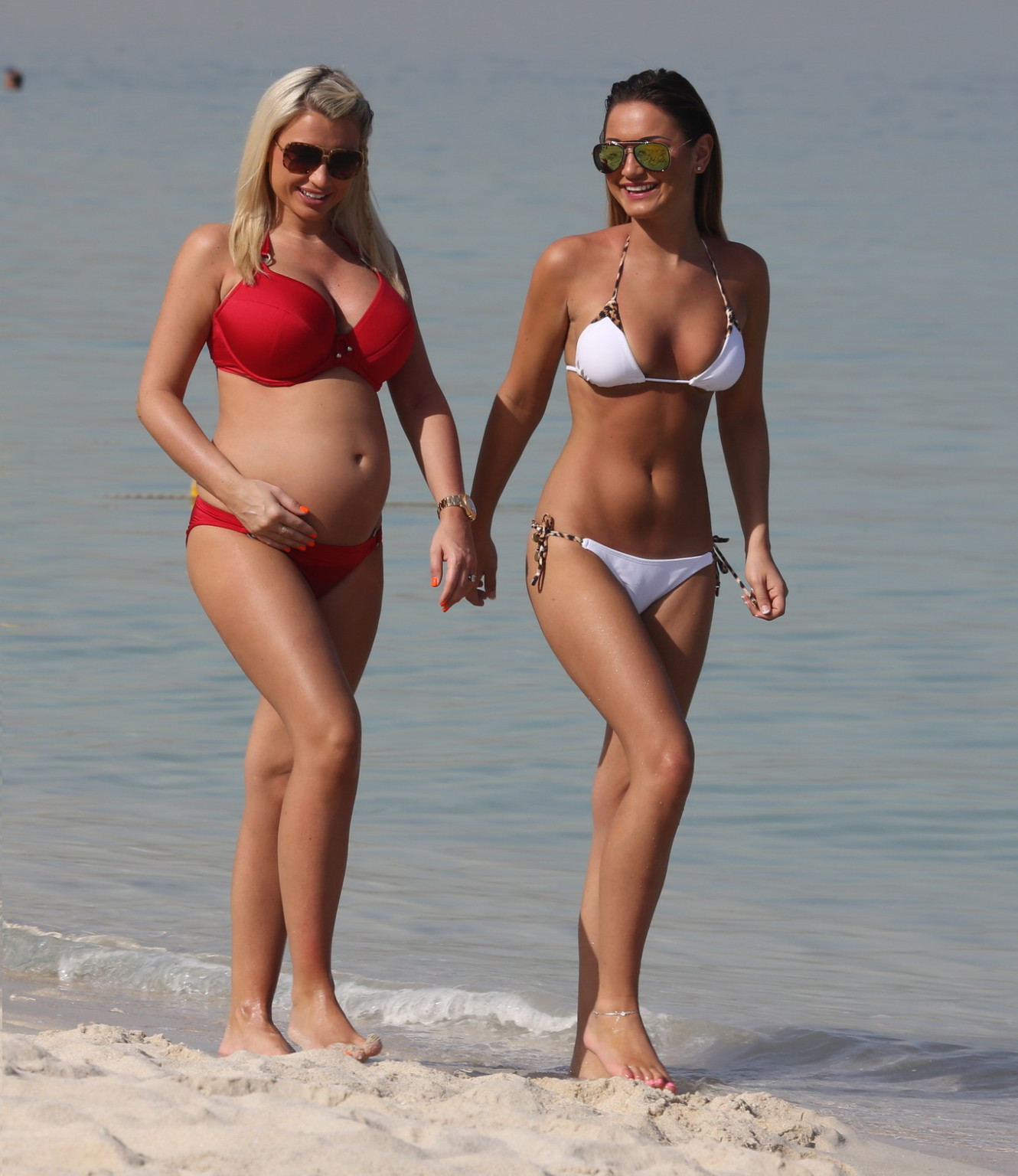 Sam e billie Faiers indossano bikini striminziti in spiaggia durante una vacanza in uae
 #75197541