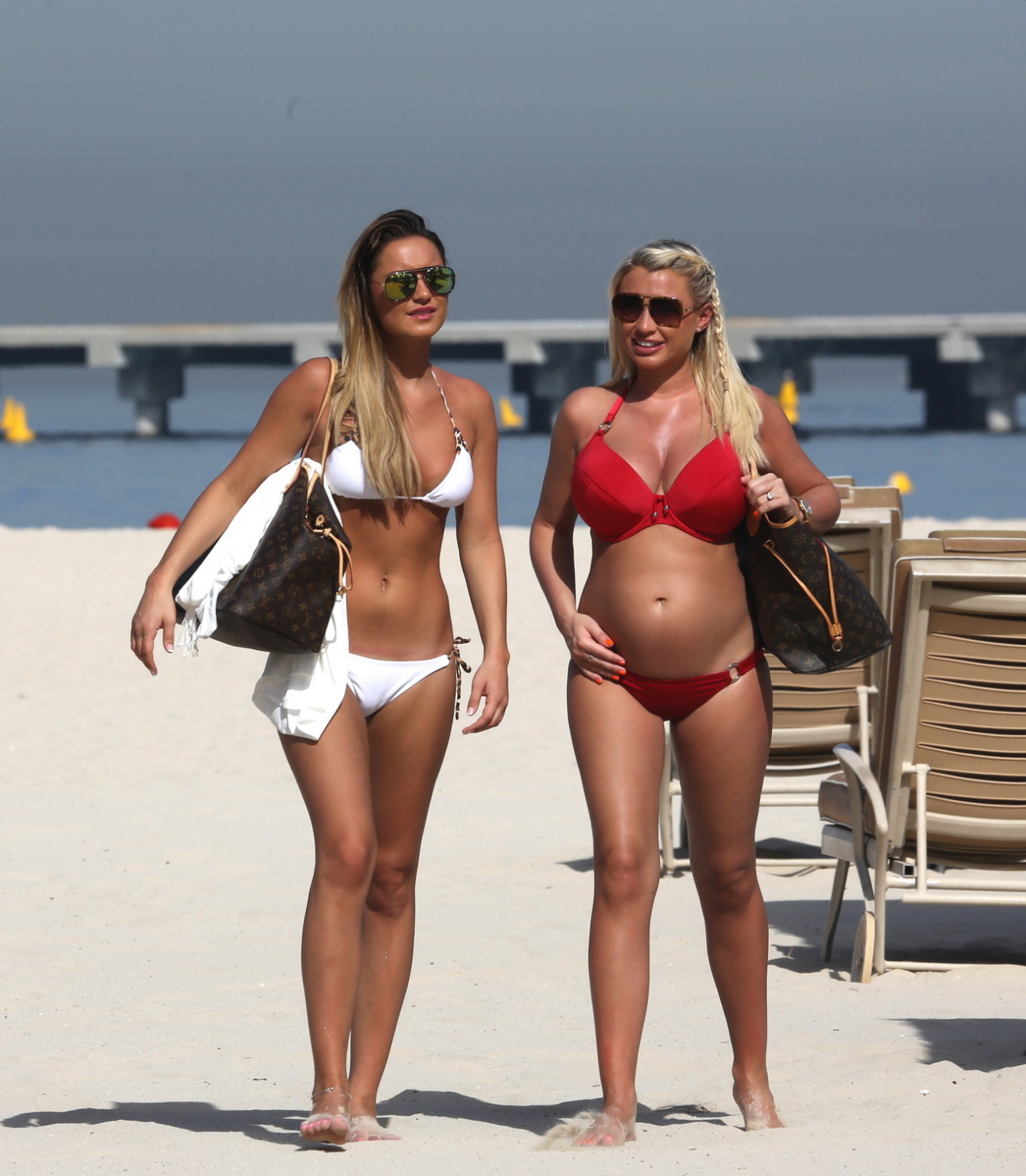Sam y billie faiers luciendo escasos bikinis en la playa en unas vacaciones en uae
 #75197552