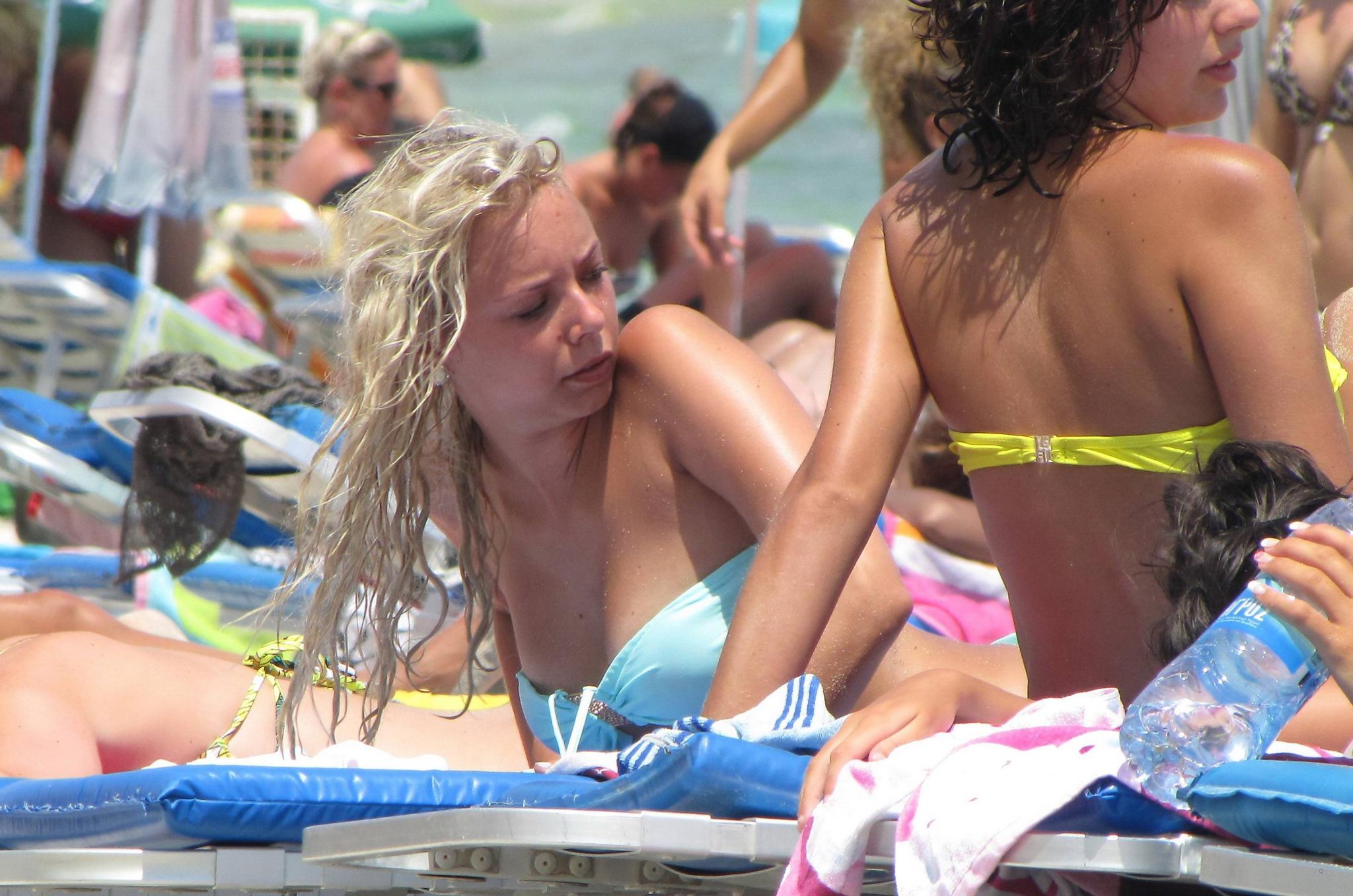 Sacha Parkinson en bikini bleu ciel sur la plage d'Ayia Napa, Chypre.
 #75293809