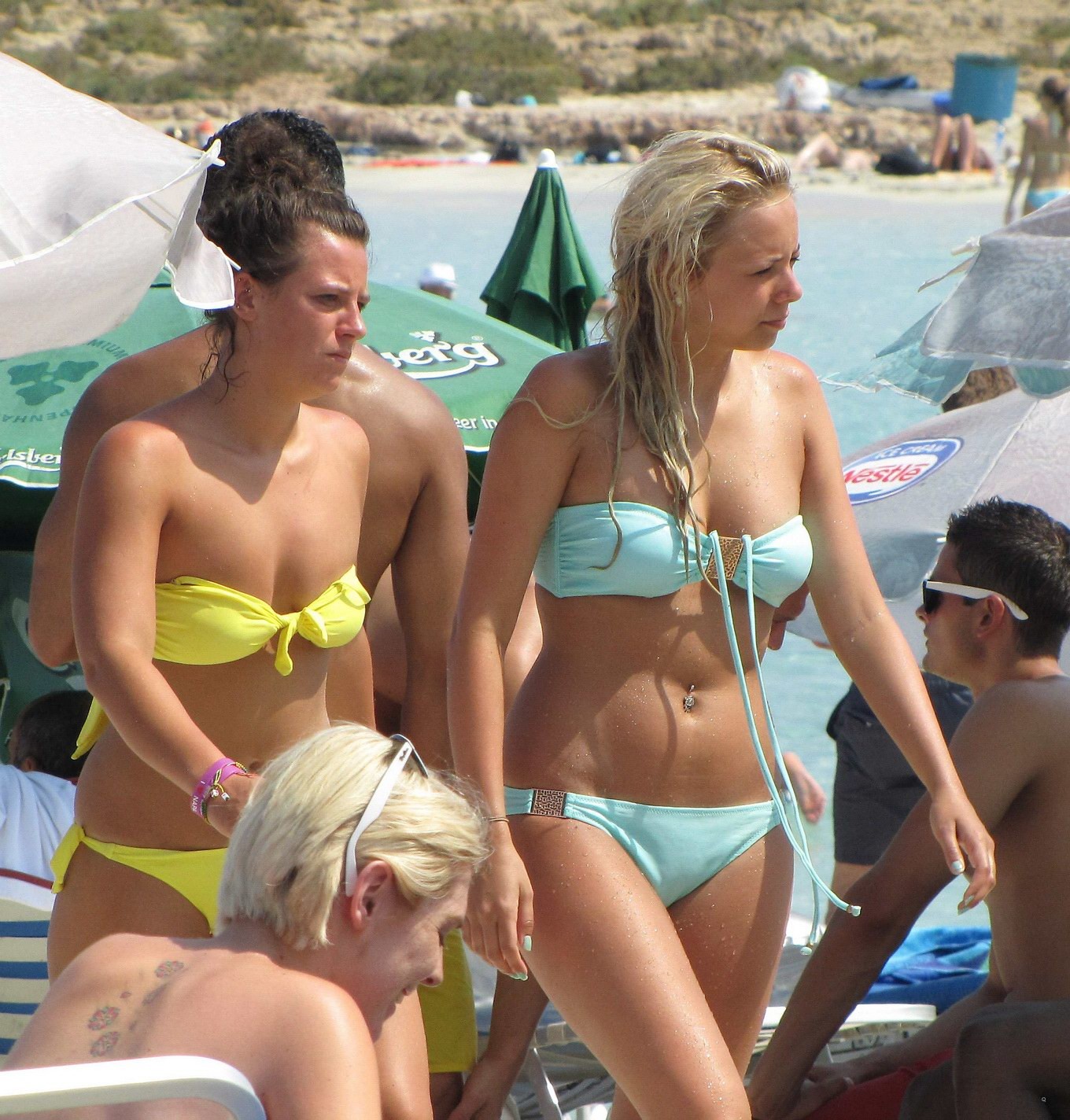 Sacha parkinson con bikini azul cielo en la playa de ayia napa, chipre
 #75293835