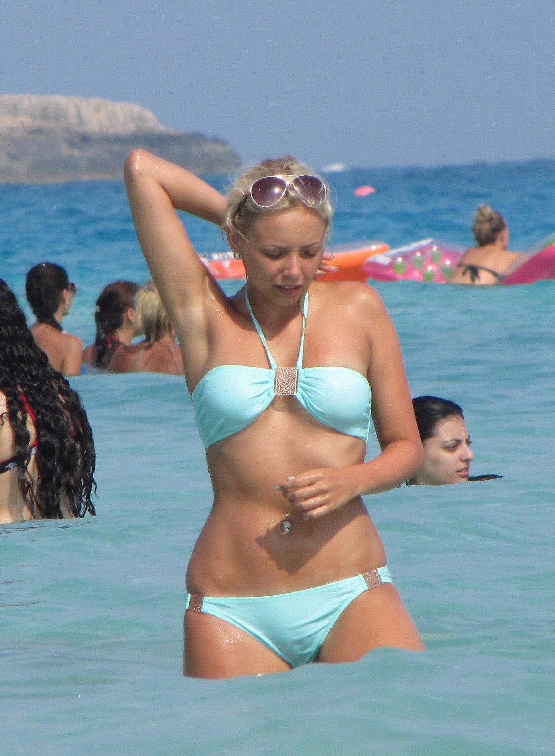 Sacha Parkinson en bikini bleu ciel sur la plage d'Ayia Napa, Chypre.
 #75293841