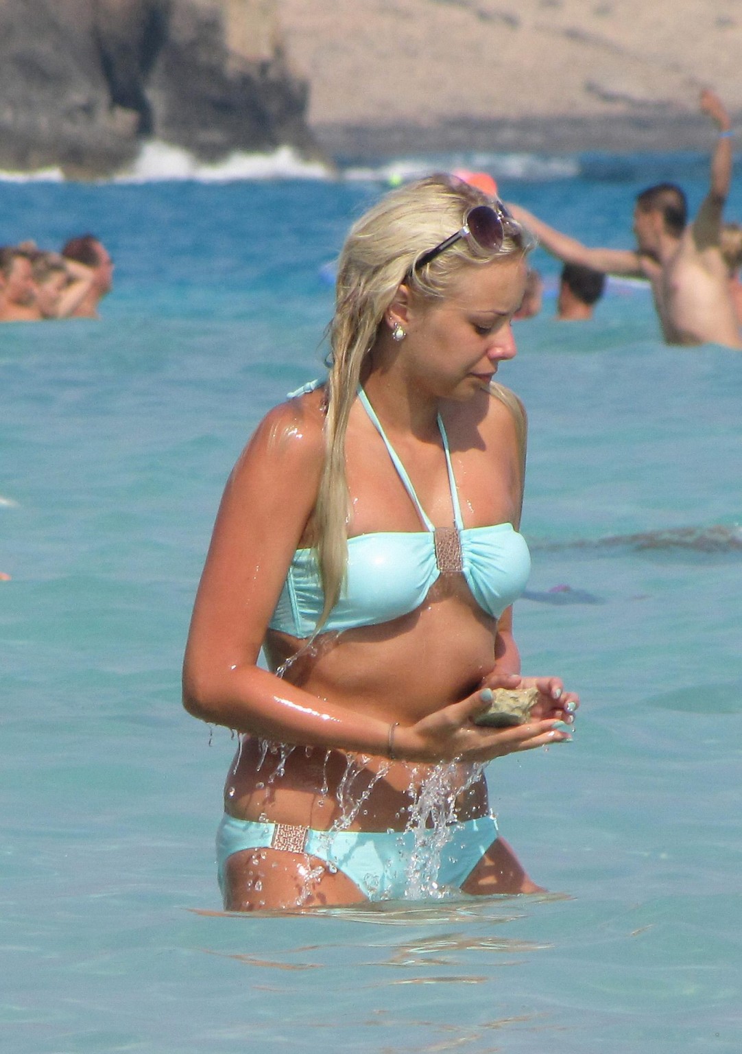 Sacha parkinson con bikini azul cielo en la playa de ayia napa, chipre
 #75293846