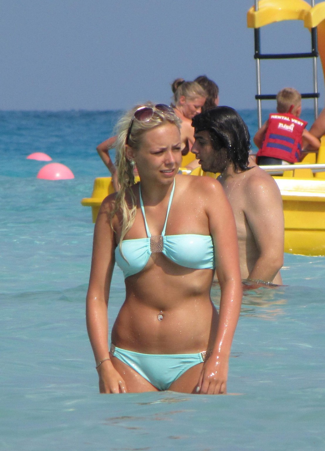 Sacha Parkinson en bikini bleu ciel sur la plage d'Ayia Napa, Chypre.
 #75293853
