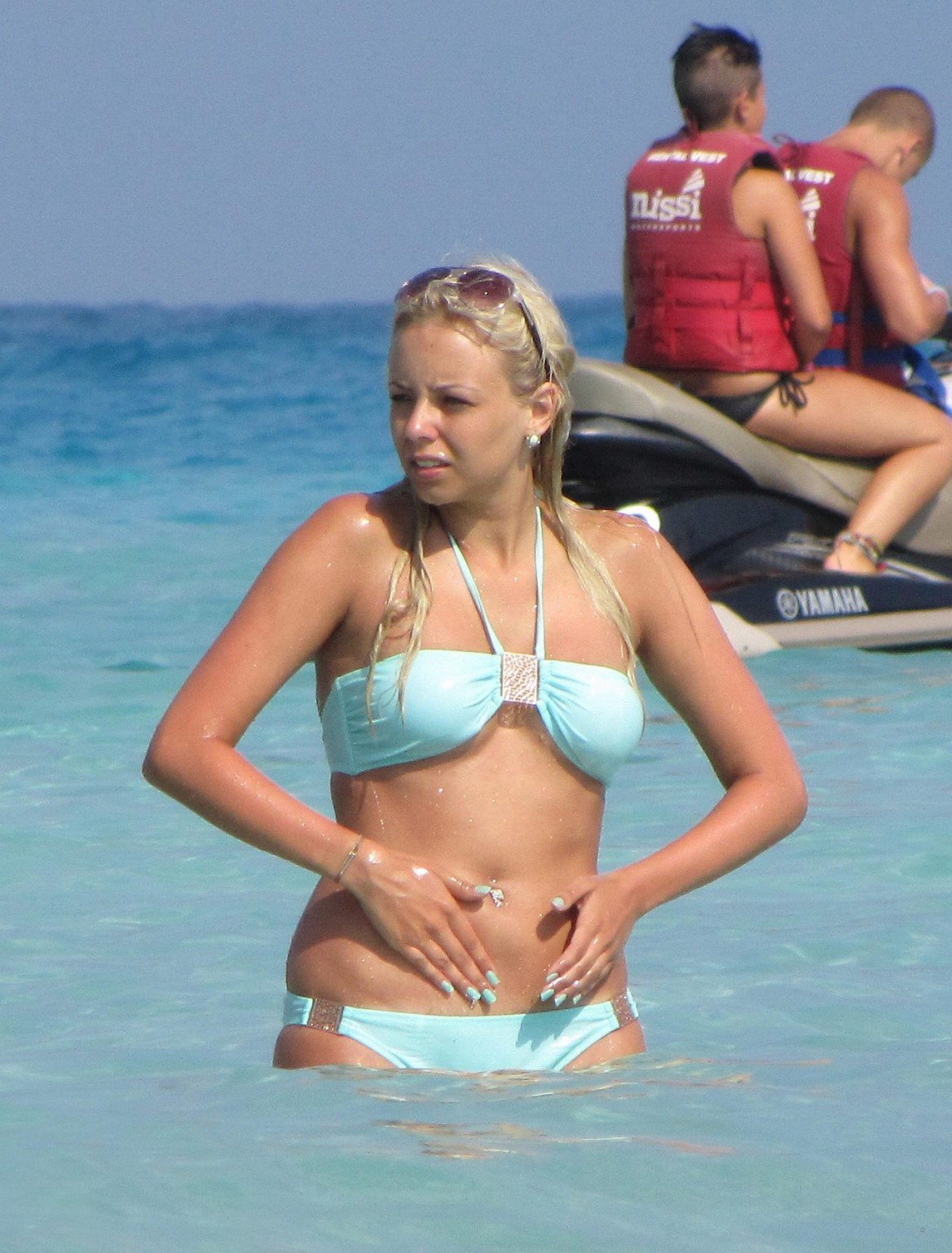 Sacha parkinson con bikini azul cielo en la playa de ayia napa, chipre
 #75293863