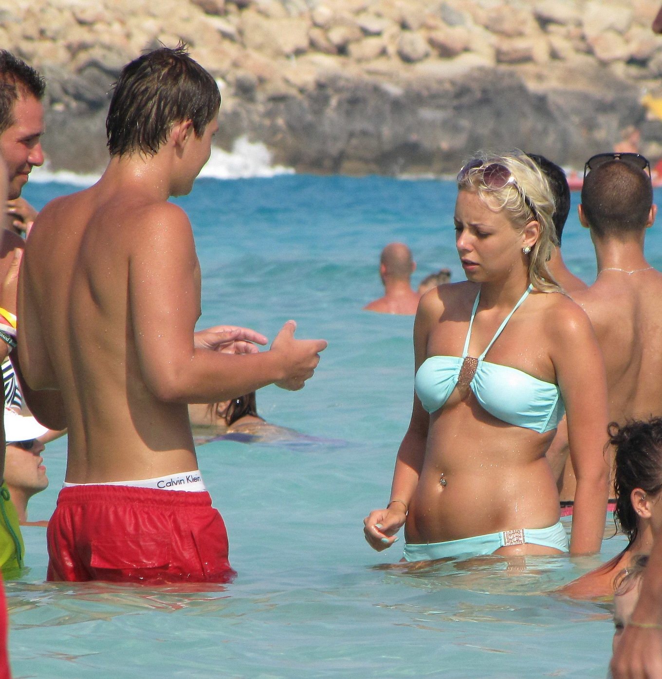 Sacha Parkinson en bikini bleu ciel sur la plage d'Ayia Napa, Chypre.
 #75293884