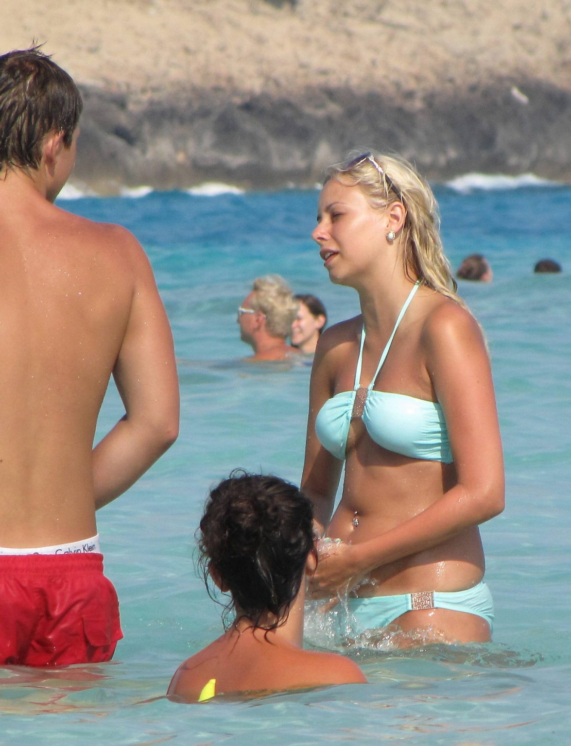 Sacha parkinson con bikini azul cielo en la playa de ayia napa, chipre
 #75293891