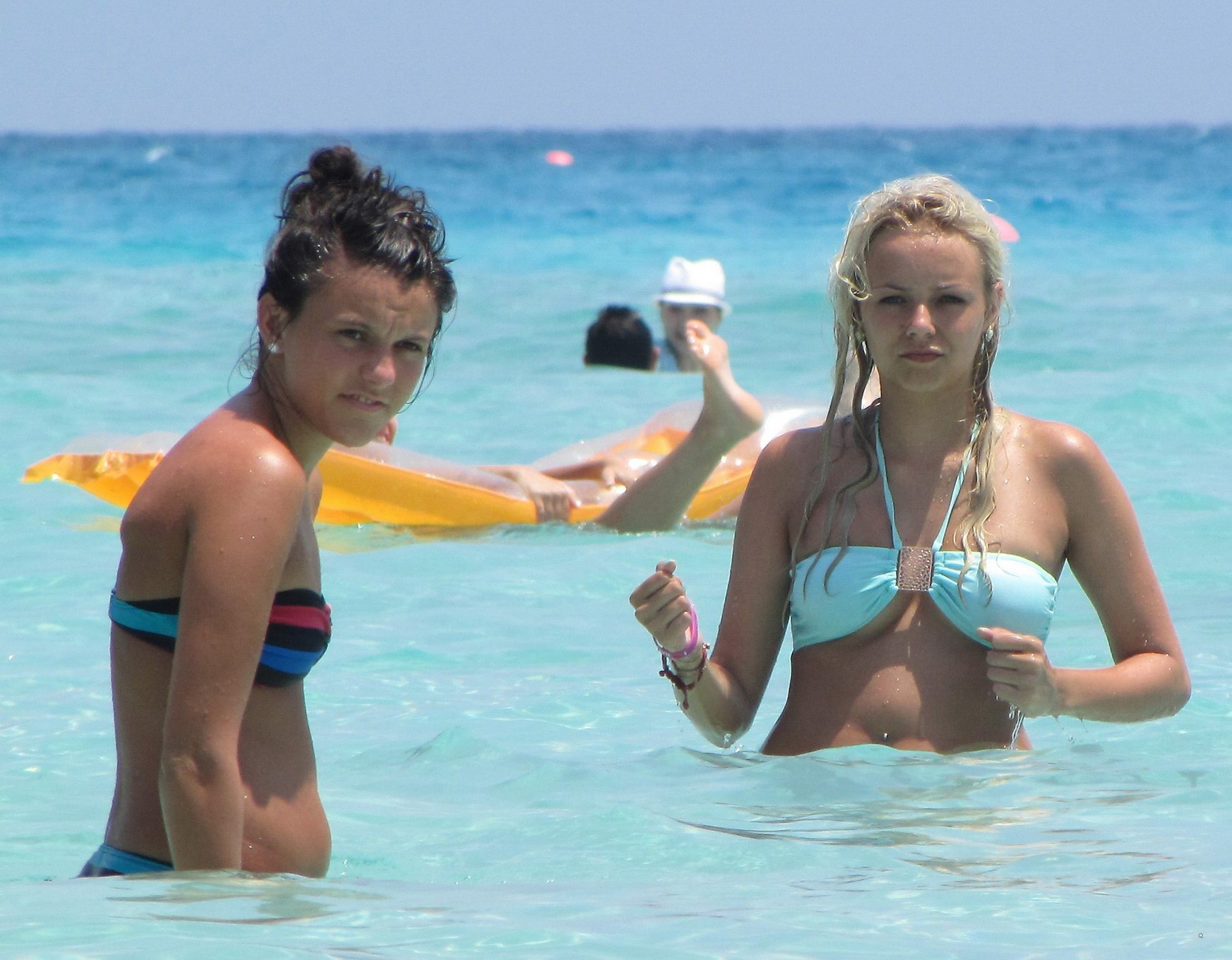 Sacha parkinson con bikini azul cielo en la playa de ayia napa, chipre
 #75293912