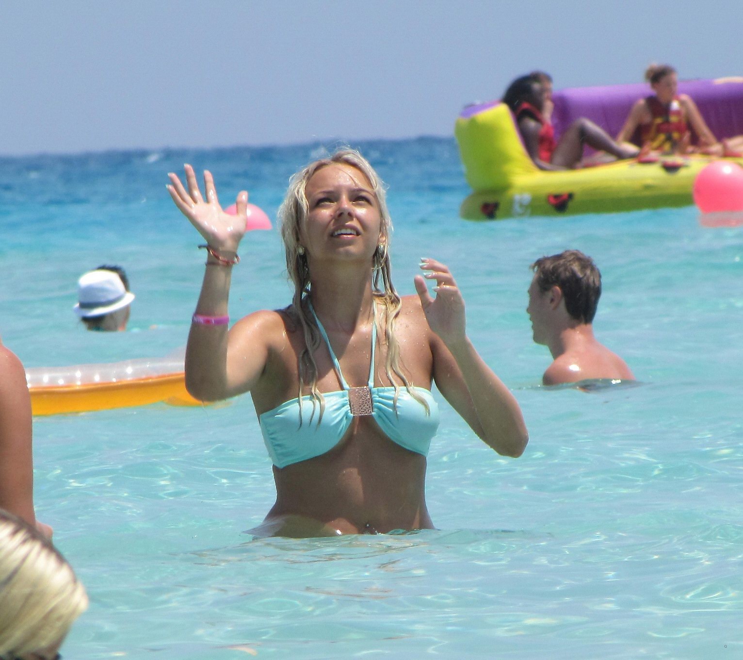 Sacha Parkinson en bikini bleu ciel sur la plage d'Ayia Napa, Chypre.
 #75293922