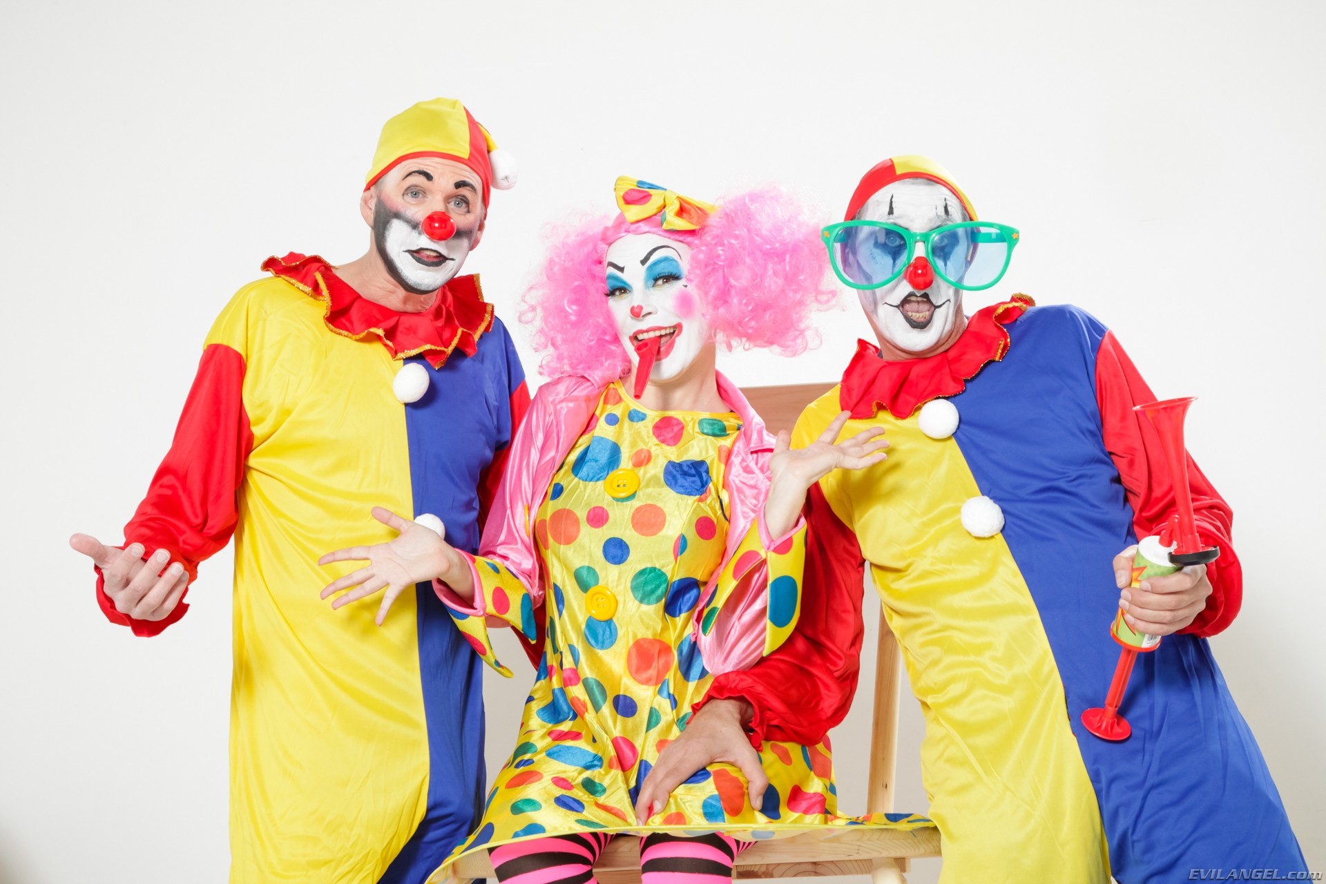 Dana vespoli und clowns
 #76434735