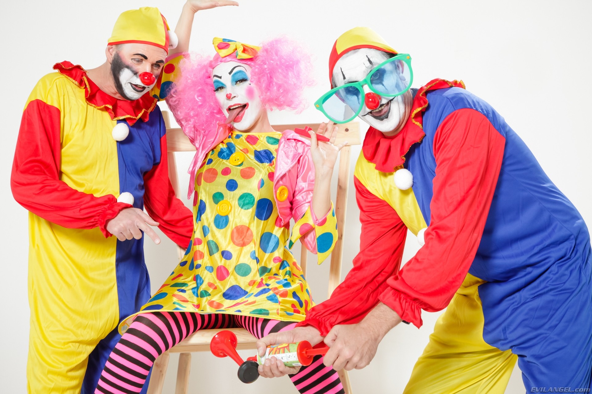 Dana vespoli und clowns
 #76434756