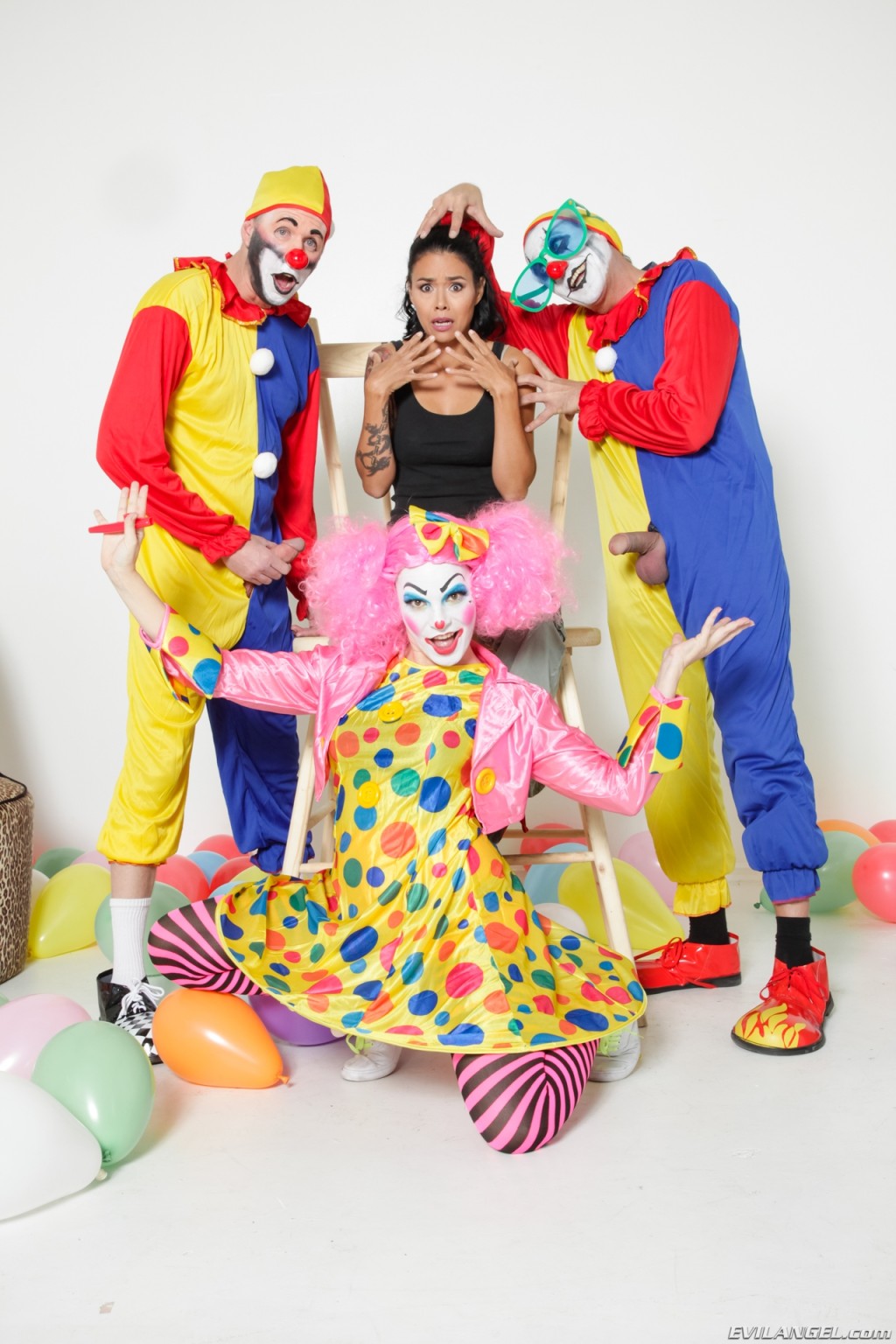 Dana vespoli und clowns
 #76434767
