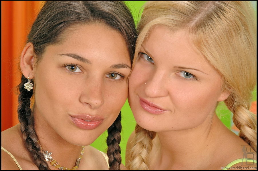 Dos princesas meando se divierten con las verduras
 #76570210