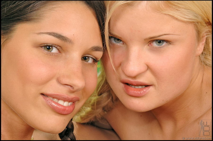 Dos princesas meando se divierten con las verduras
 #76570249