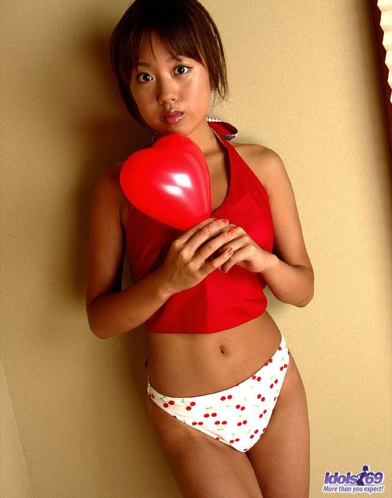 Sexy petite japanisches Mädchen hat Spaß unter der Sonne am Strand
 #69946047