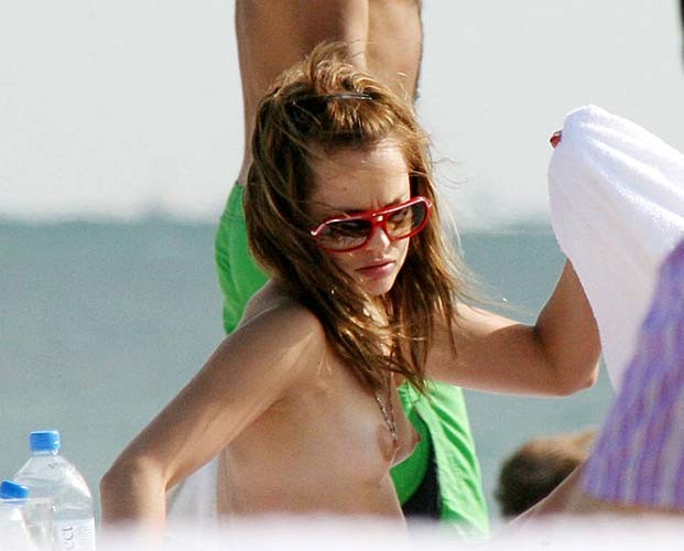 Mena suvari sexy bikini y topless paparazzi fotos en la playa #75266057