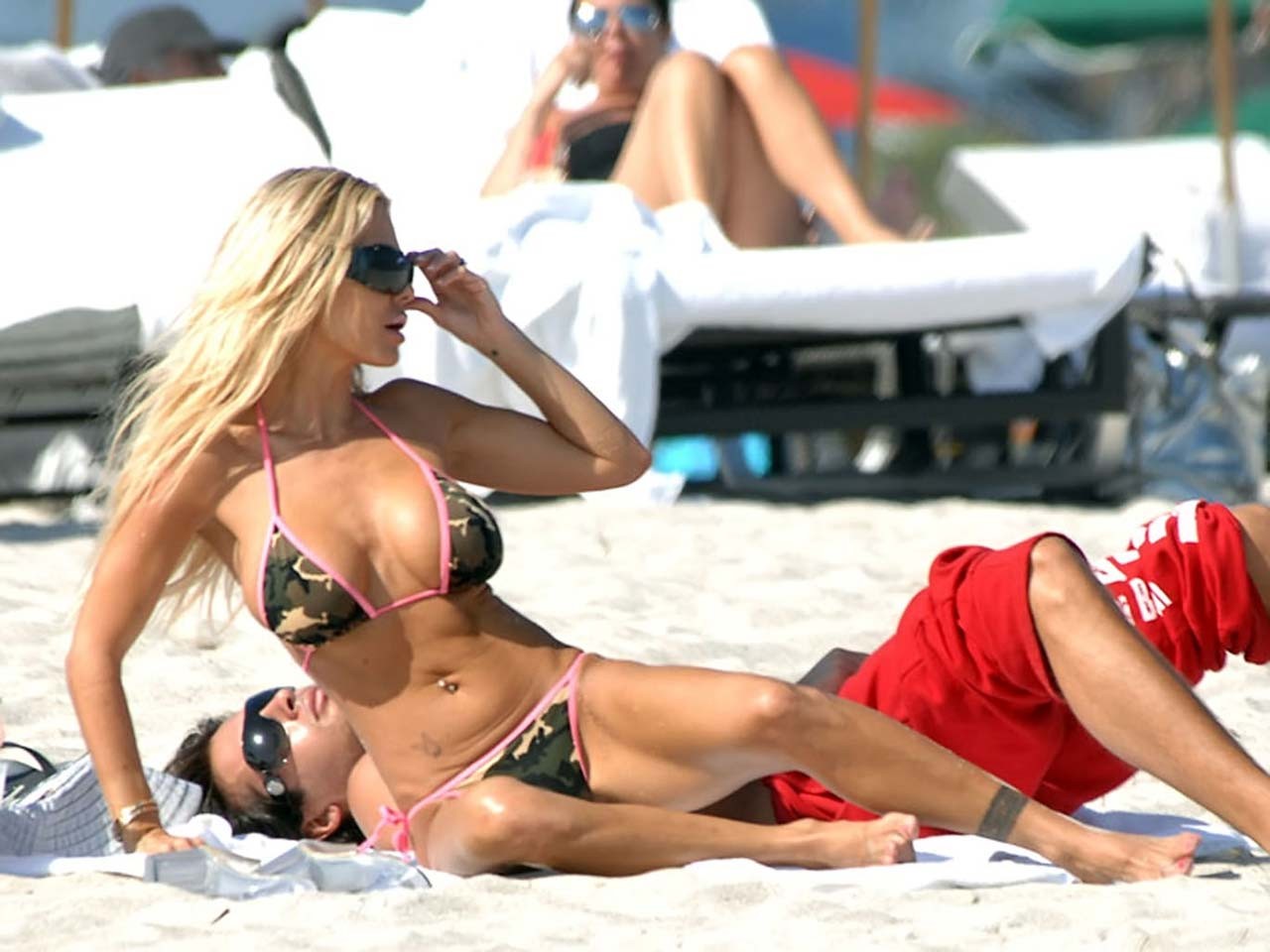 Shauna sand che espone il suo corpo sexy e le sue enormi tette in bikini sulla spiaggia
 #75315516