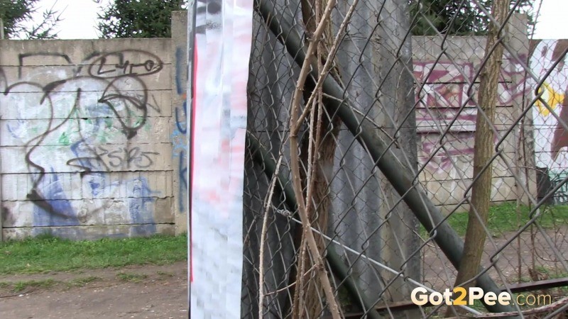 Dunkelhaariges Mädchen pisst auf einen öffentlichen Weg
 #67497414