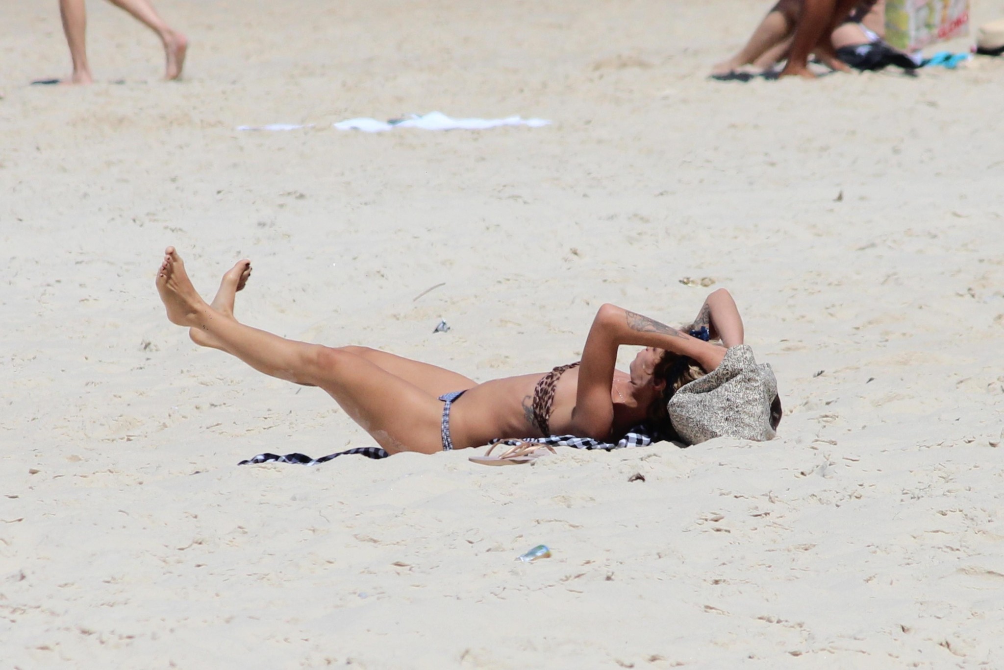 Alice dellal en bikini sur une plage de Rio de Janeiro
 #75216481