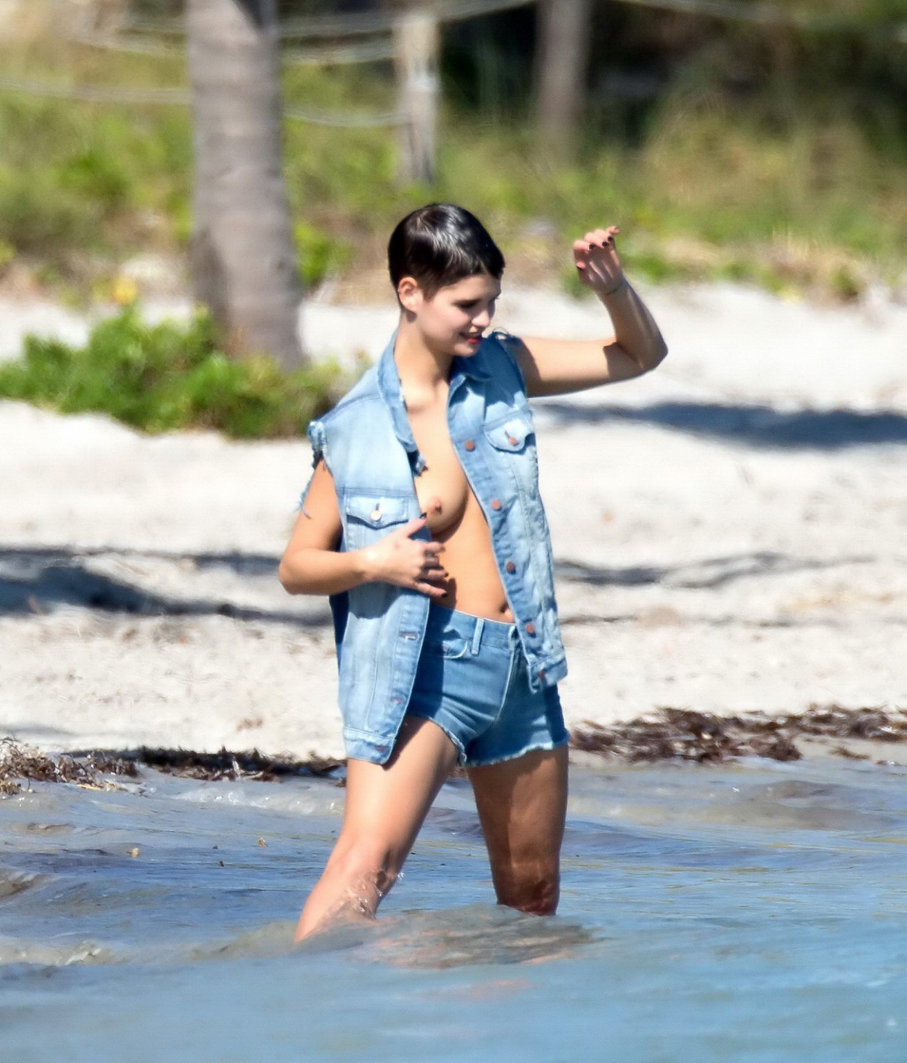 Pixie Geldof showing off her tits at the photoshoot in Miami #75247157