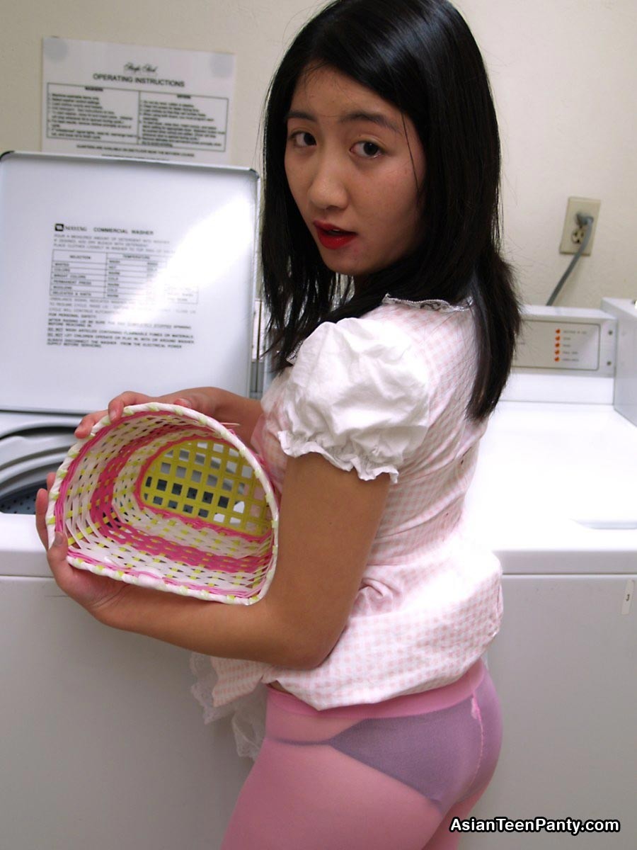 Joven asiática haciendo la colada
 #69973159