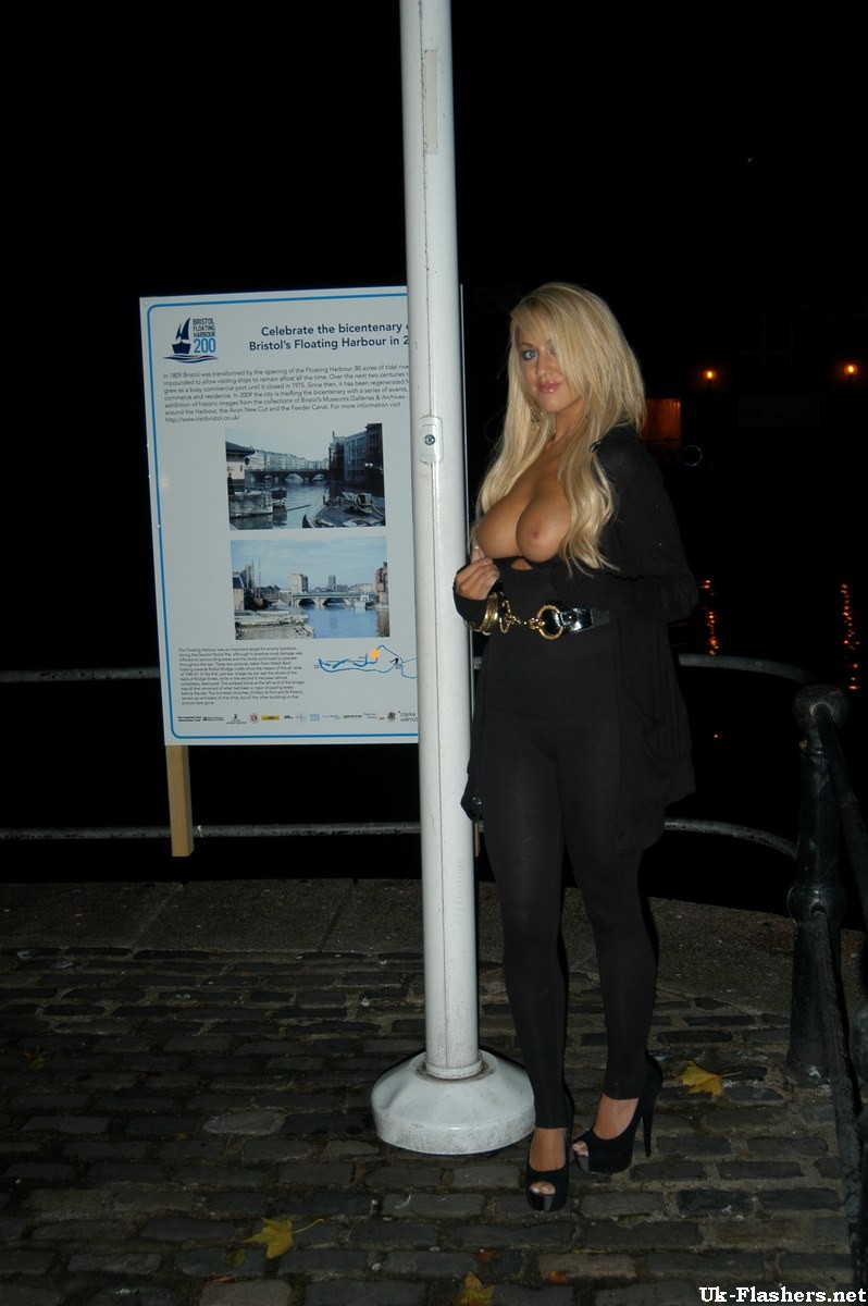 Blonde Pornostar blinkt große Titten in Bristol mit Stephanie Ritter in der Öffentlichkeit nud
 #73078865