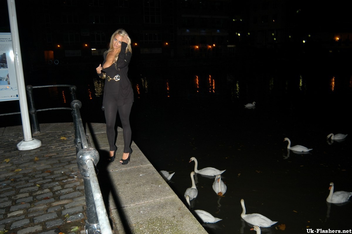 Une star du porno blonde exhibe ses gros seins à Bristol avec Stephanie Knight en public.
 #73078870