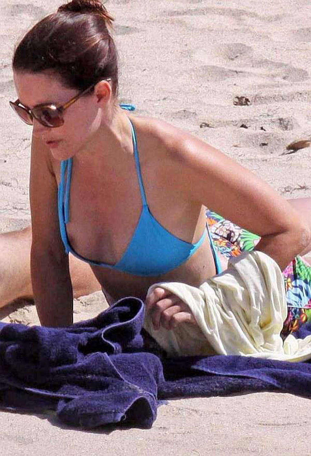 Kristin davis capezzolo scivolare sulla spiaggia e upskirt foto paparazzi e mostrare le tette
 #75369642
