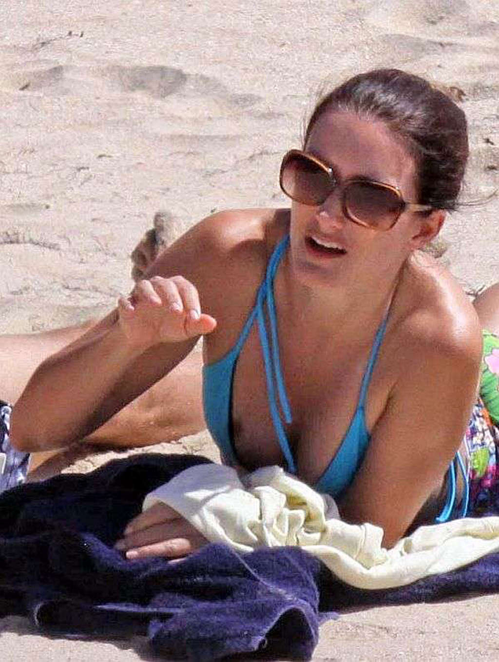 Kristin Davis nipple slip on beach and upskirt paparazzi pictures and show tits #75369653