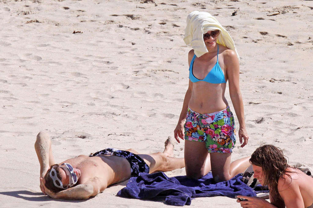 Kristin davis glissant les tétons sur la plage et montrant ses seins sur des photos paparazzi.
 #75369681