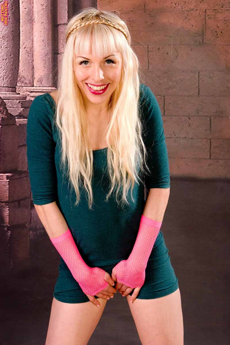 Blondes Küken kann nicht verhindern, dass sie in ihr Höschen pinkelt
 #76581906