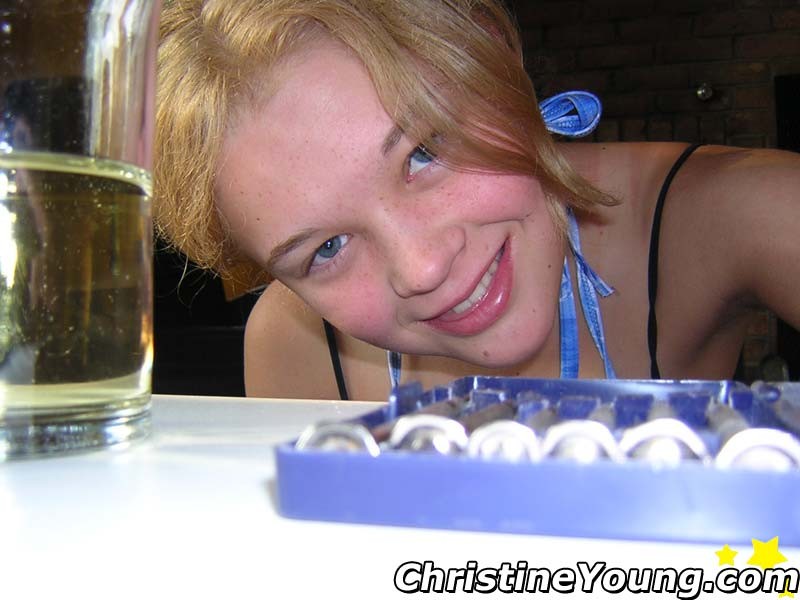 Tittenleckende Blondine Christine Young auf einem Campingausflug
 #67862674