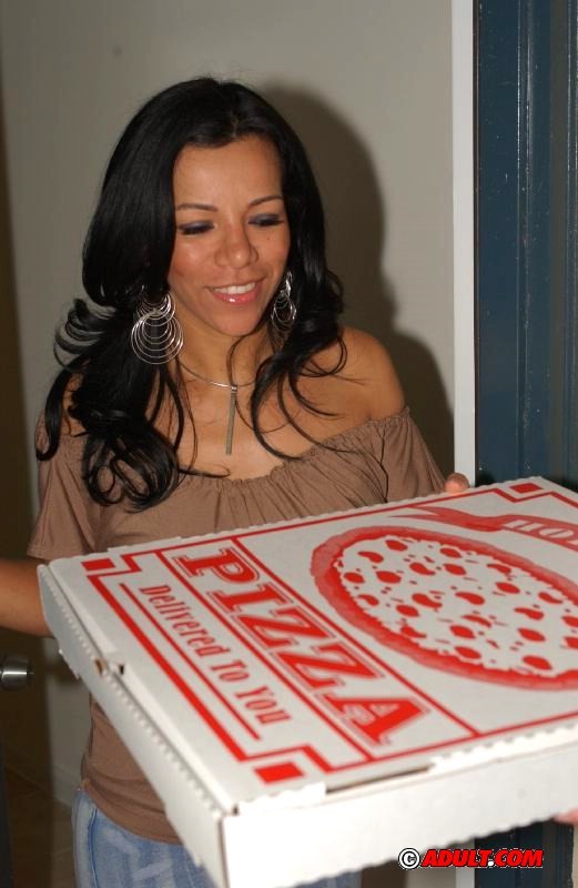 Jasmine, une milf plantureuse, trouve une grosse surprise dans sa pizza.
 #74765995