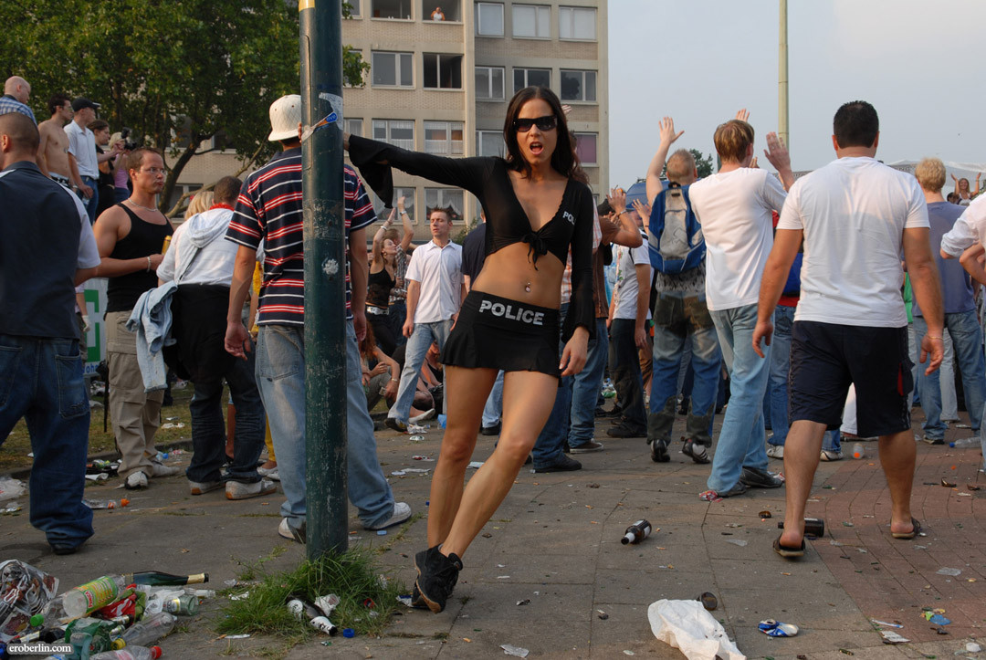 ドイツのラブパレードで大騒ぎ
 #71553895