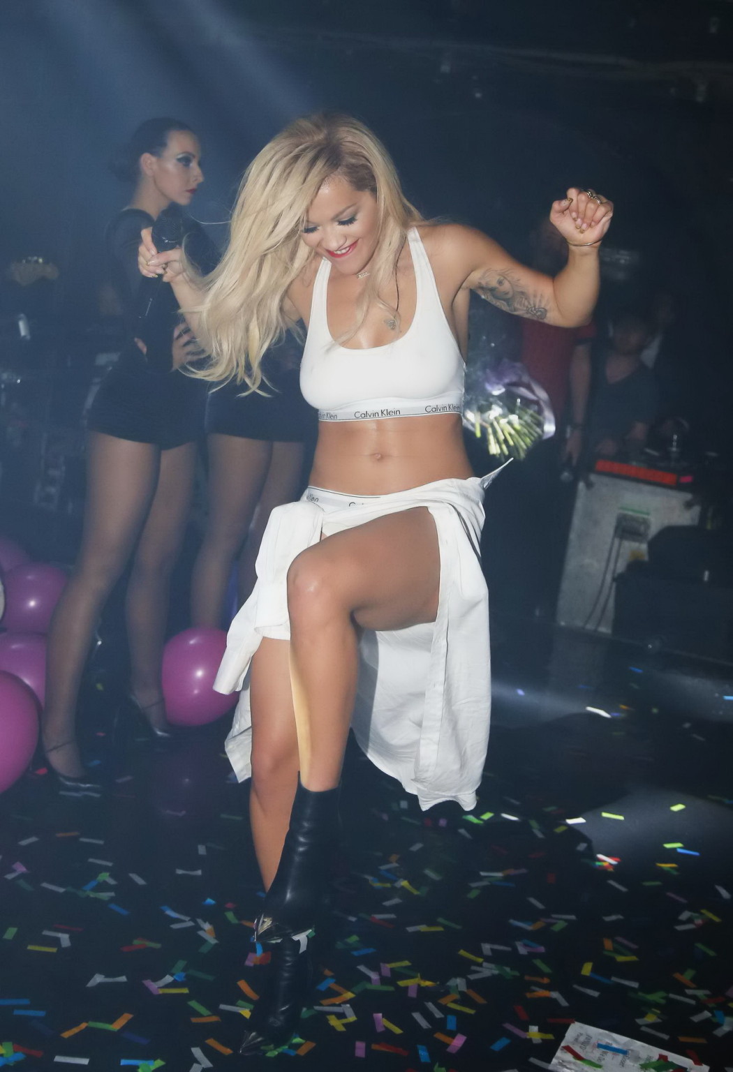 Rita ora mostrando pokies in lingerie bianca seethru mentre si esibisce al club gay
 #75196589