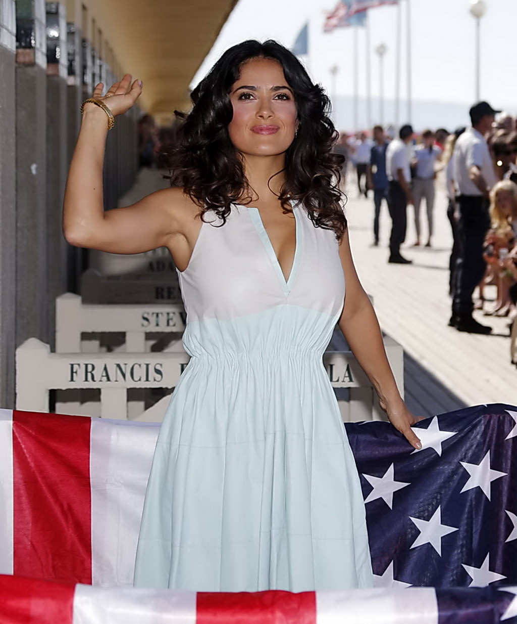 Salma hayek cleavy che mostra le tette enormi in un vestito leggero corto a deauville ameri
 #75252543