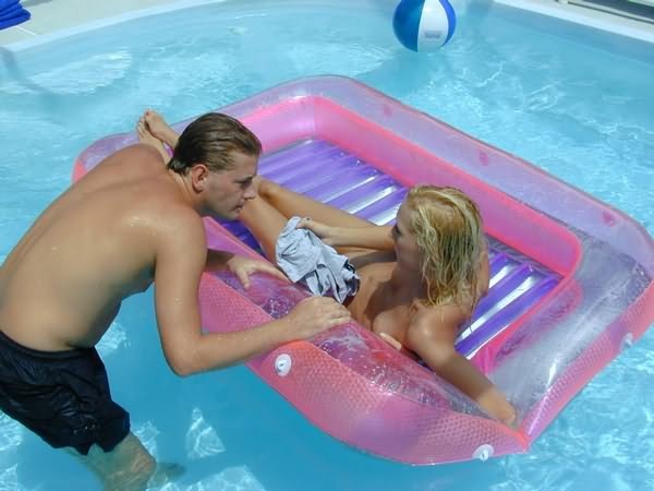 Coño perforado nena en una piscina
 #78962082