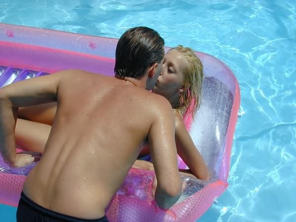 Coño perforado nena en una piscina
 #78962101