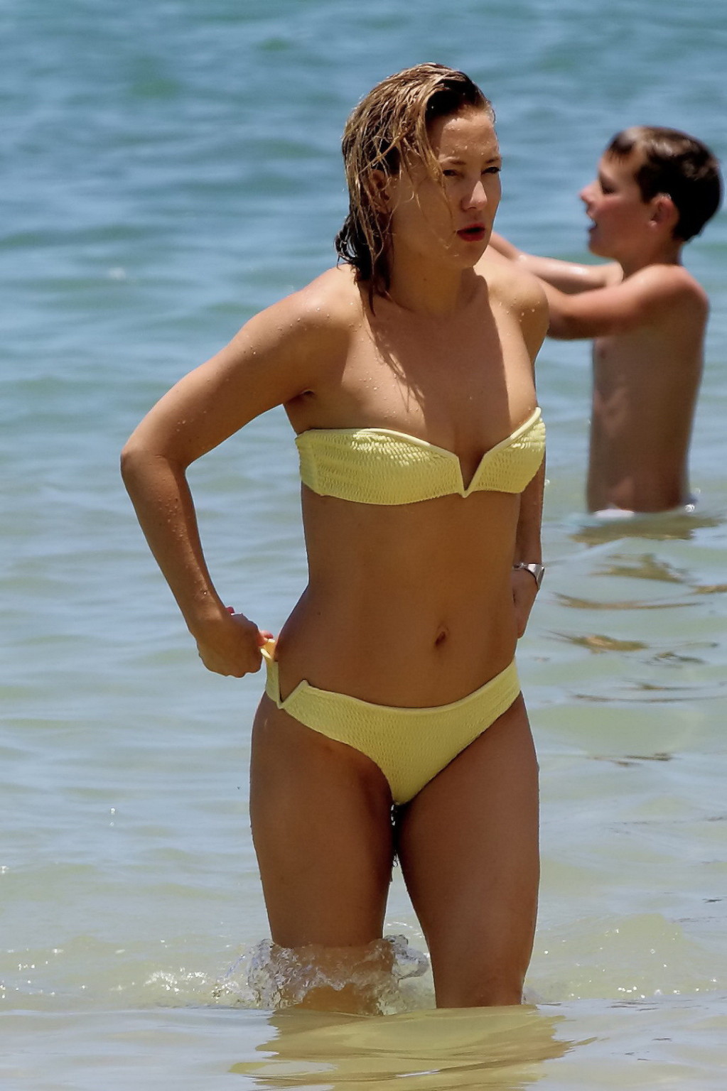 Kate Hudson booty in a tiny yellow bikini set #75141800