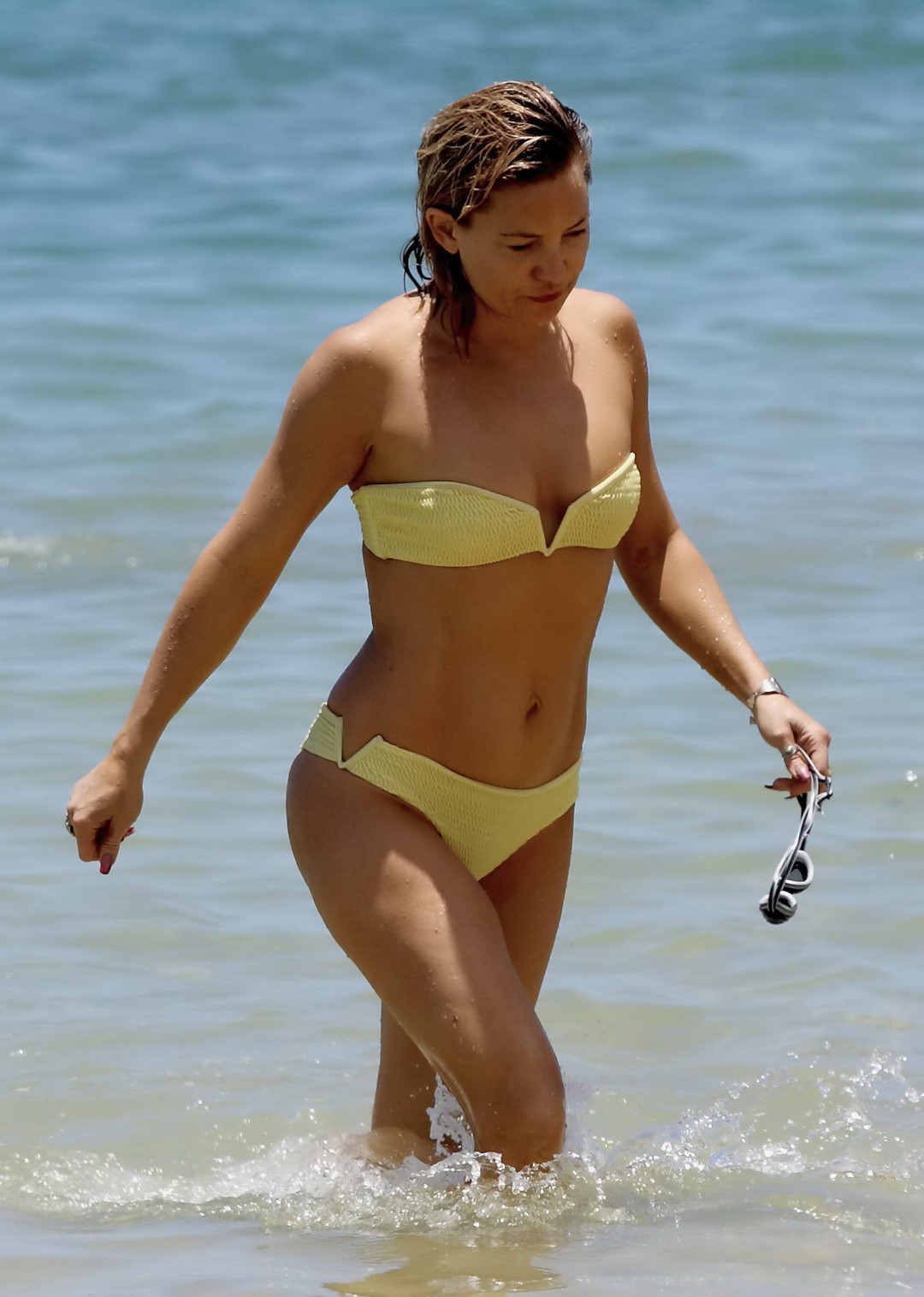 Kate Hudson booty in a tiny yellow bikini set #75141812