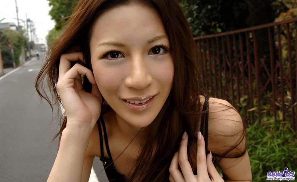 Lovely modèle asiatique anari suzuki pose montre chatte
 #69773844