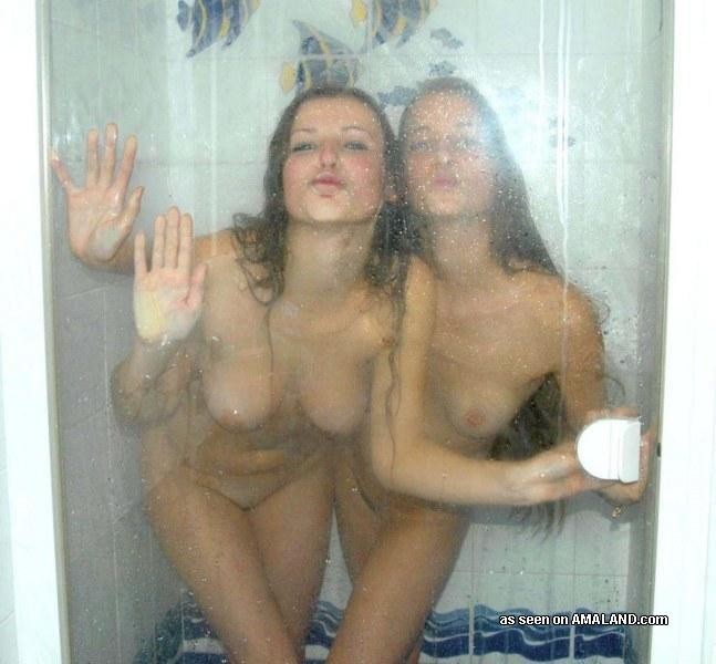 Galería de dos lesbianas desnudas divirtiéndose en la ducha
 #77028090