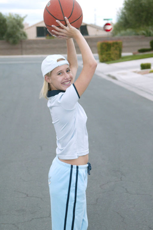 Amanda juega con una pelota de baloncesto desnuda
 #67996515