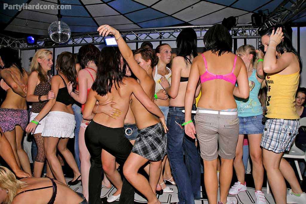 Des filles excitées qui s'amusent dans une fête chaude et méchante.
 #71590970